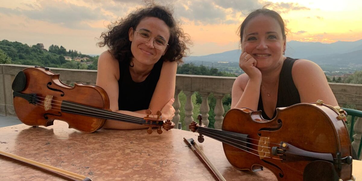 Paola al violino e Giulia alla viola